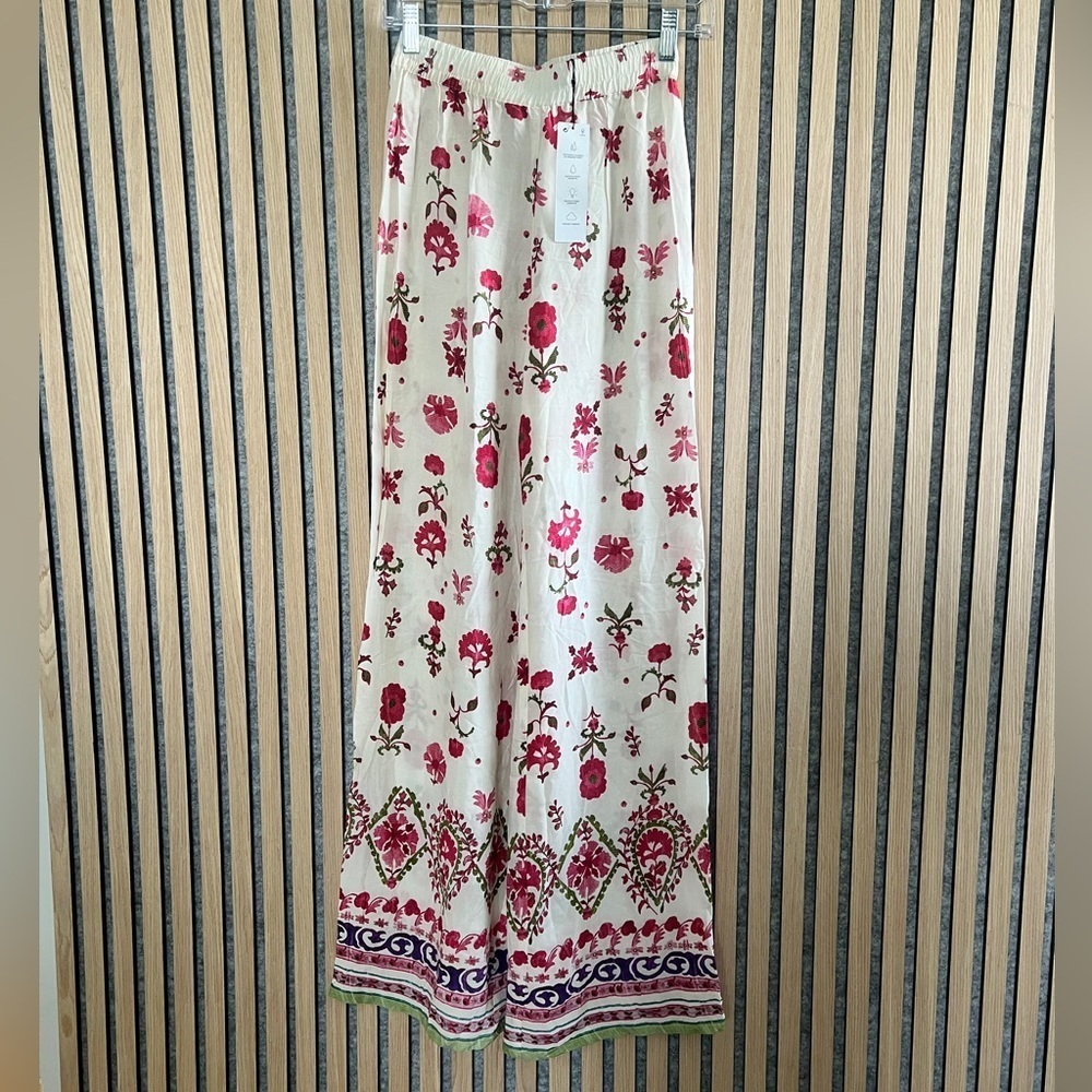 Zara- NWT! Floral Print Wide Leg Pants- XS
100 % Viscose! - Picture 6 of 10